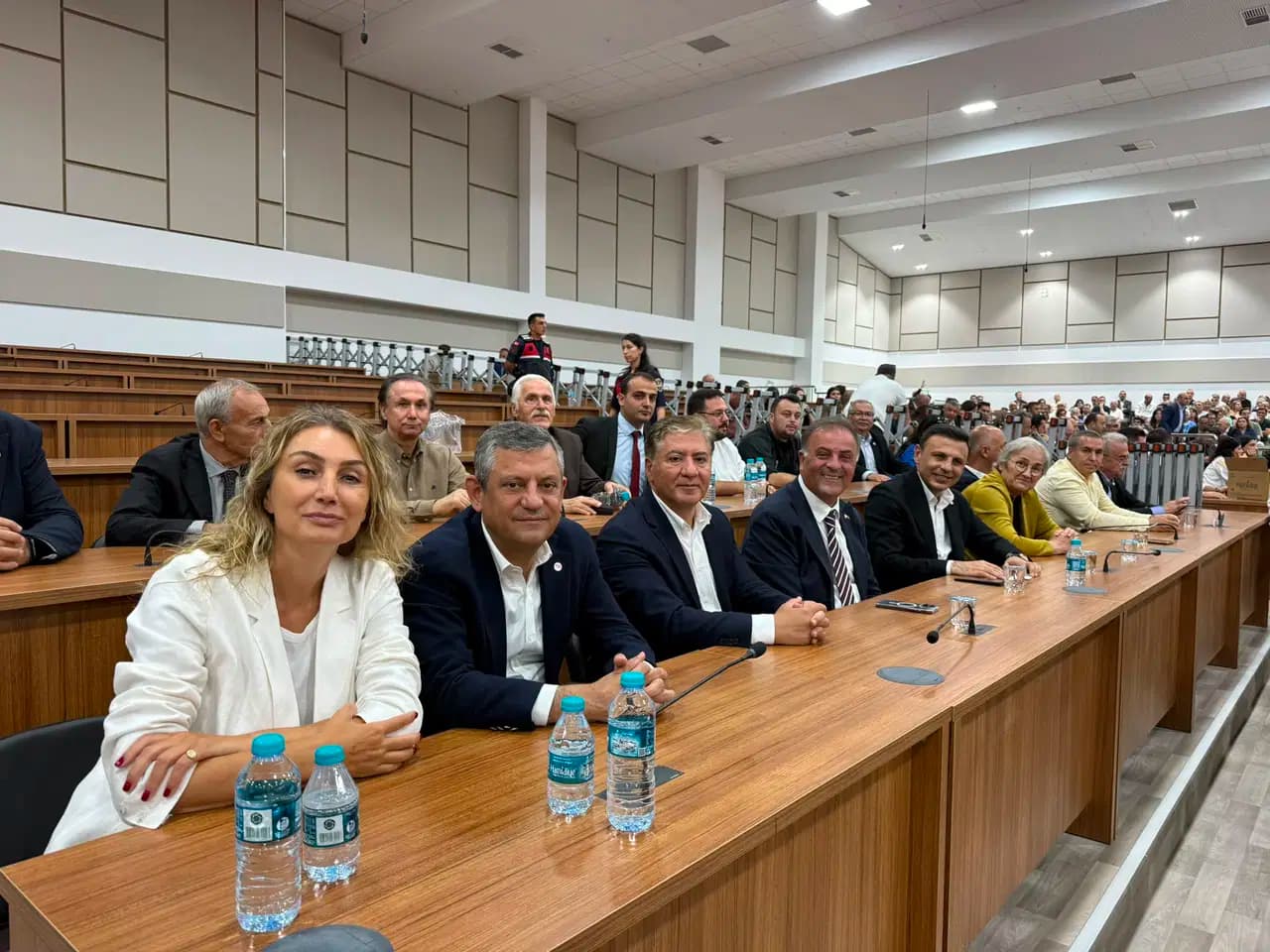 İmamoğu'nun eşi Dilek İmamoğlu ve YENİ Parti Genel Başkanı Özgür Özel (sol 2) de duruşmayı izledi.