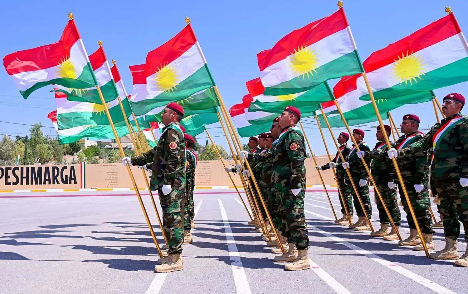 ژمارەیەک پێشمەرگە لە مەراسیمی دەرچوون. وێنە؛ رووداو