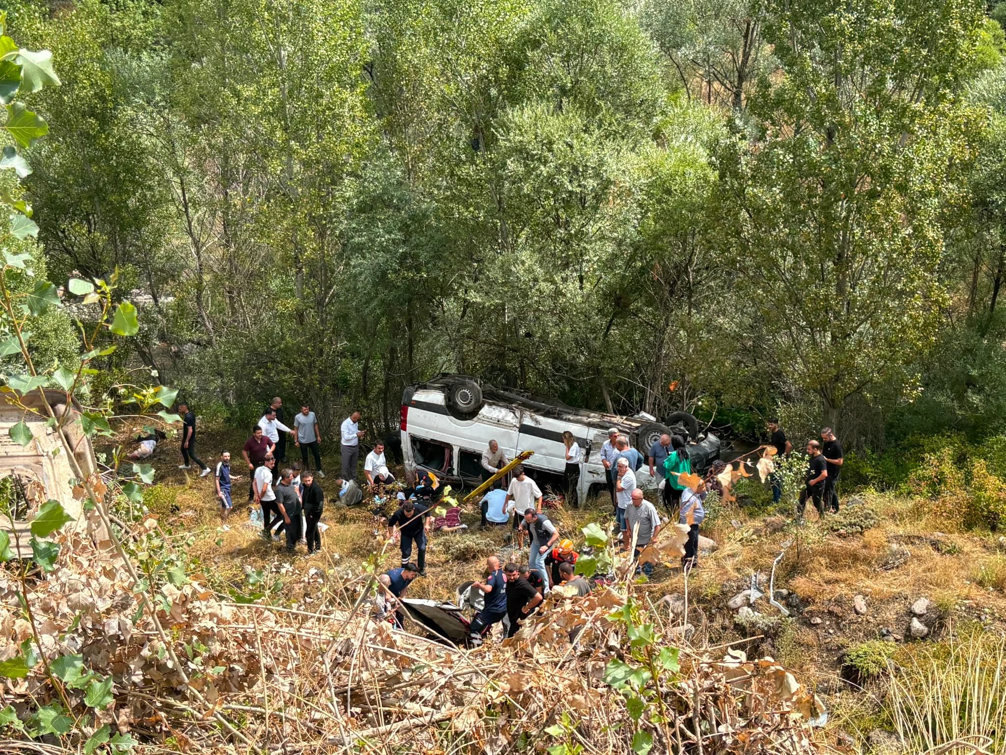 Sivas'ın Suşehri ilçesinde, yolcu minibüsünün şarampole devrilmesi sonucu 4 kişi öldü, 4'ü ağır 10 kişi yaralandı. / AA