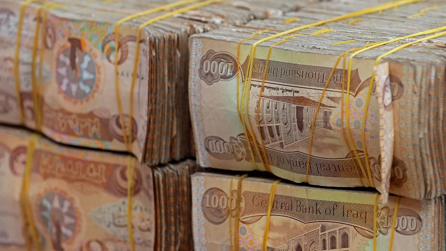 Stacks of Iraqi dinars are seen at currency exchange shop in Baghdad on February 14, 2023. Photo: AFP