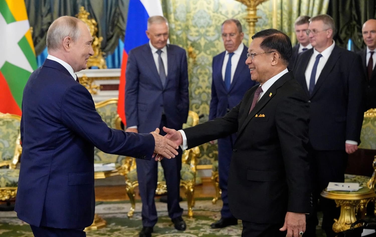 Foto: Rusya Devlet Başkanı Vladimir Putin, Moskova'daki Büyük Kremlin Sarayı'nda Myanmar Devlet Başkanı Min Aung Hlaing ile el sıkışırken, 18 Ağustos 2026. (Alexander Zemlianichenko / Pool / Reuters)