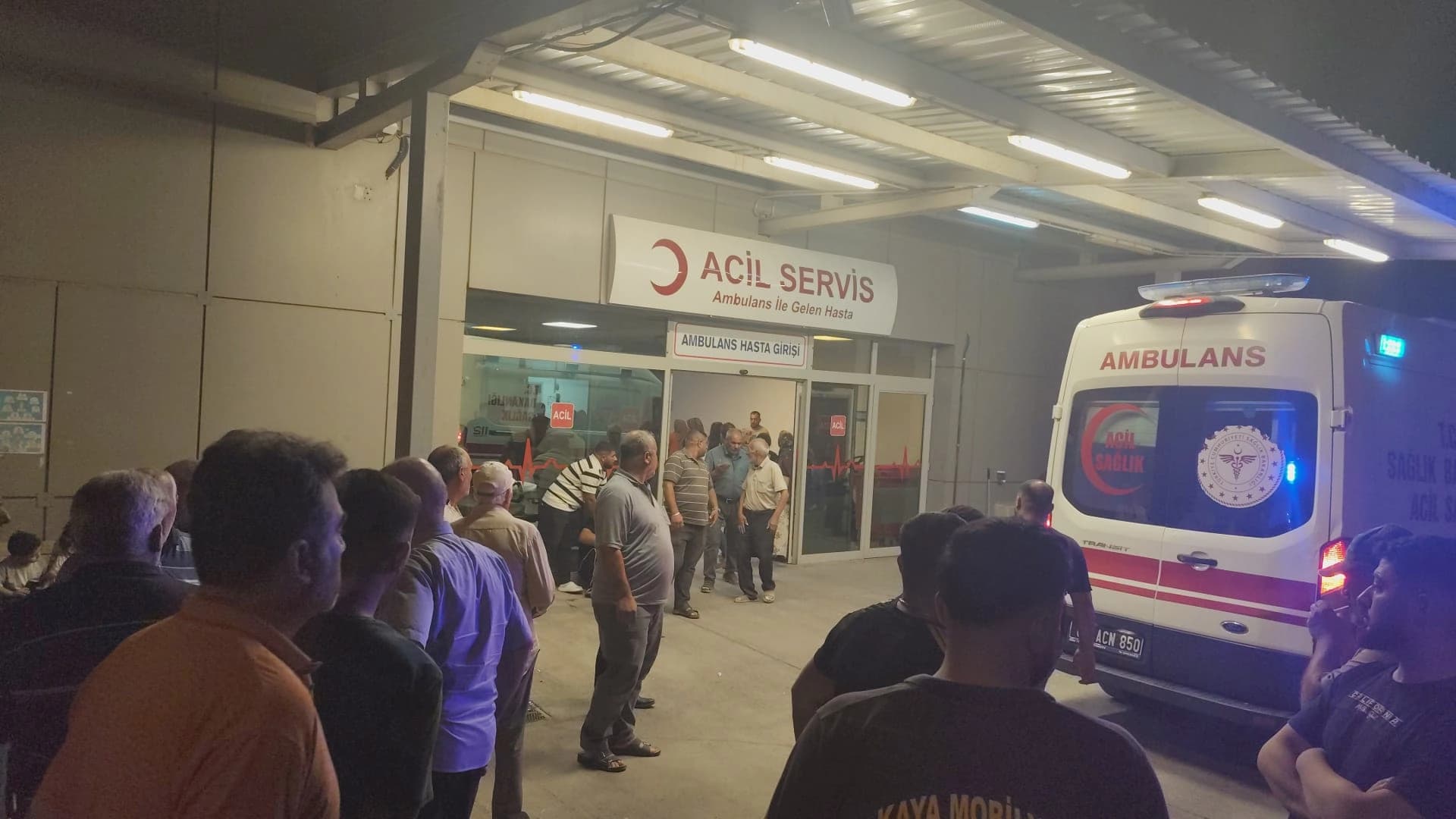 Urfa'nın Birecik ilçesinde iki otomobilin çarpışması sonucu 3 kişi hayatını kaybetti, 2 kişi yaralandı. Yaralılar ambulanslarla Birecik Devlet Hastanesine kaldırıldı. / AA