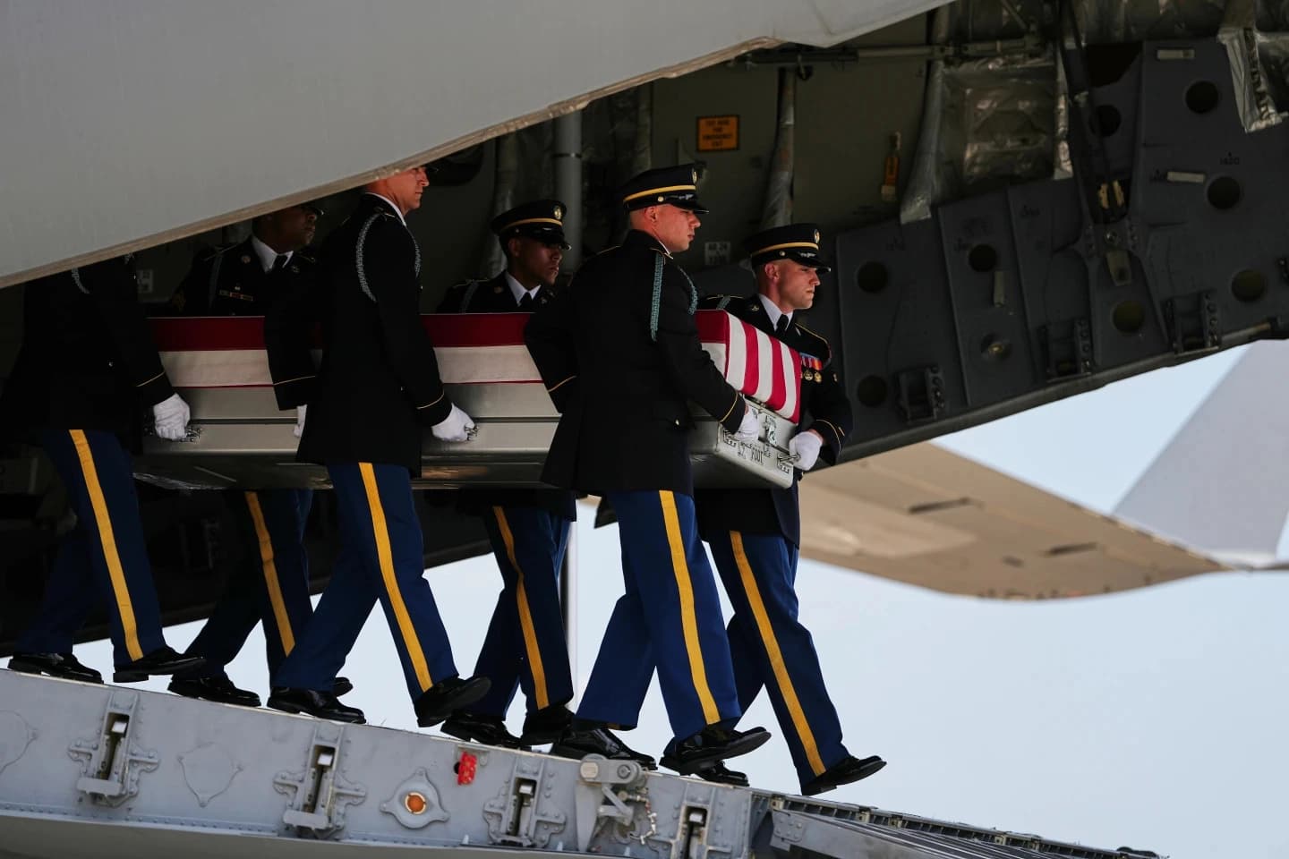 A US Army carry team moves a transfer case containing the remains of an American service member at Dover Air Force Base on July 22, 2026. Photo: AP