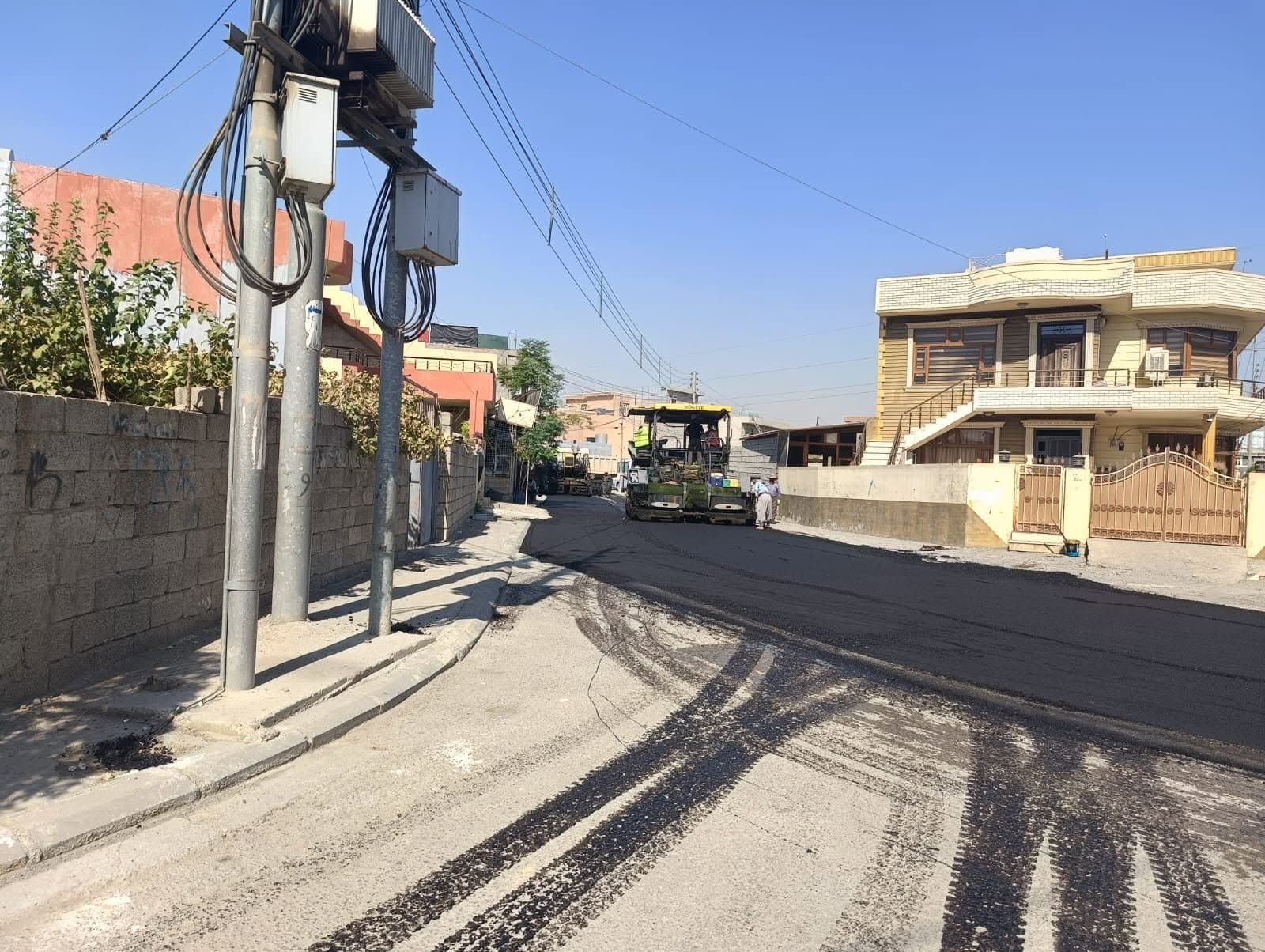 کار لەسەر قیرتاوکردنی کۆڵانێکی بەکرەجۆ دەکرێت. وێنەکە ساڵی 2024 گیراوە.