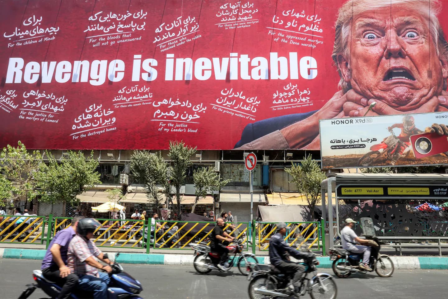 Temmuz ayında Tahran'ın merkezinde, Başkan Donald Trump'a karşı intikam çağrısı yapan bir reklam panosu. (AFP/Getty Images)