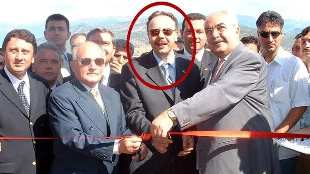 Arif Ahmet Denizolgun (kırmızı daire içinde)