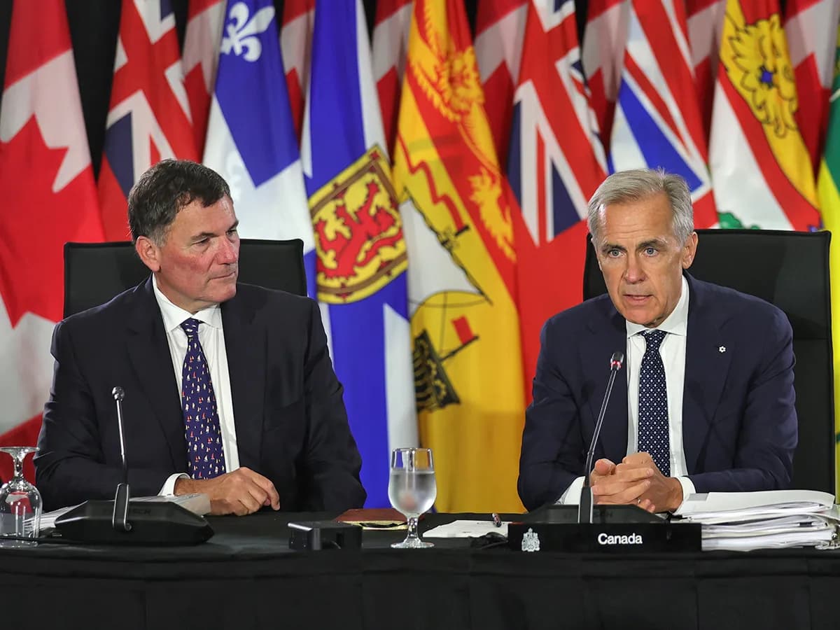 Foto: Kanada-ABD Ticaret Bakanı Dominic LeBlanc (solda) ve Başbakan Mark Carney, 23 Temmuz 2026'da Charlottetown, P.E.I.'da eyalet başbakanlarıyla yapılan toplantıda (TIM KROCHAK / Postmedia)
