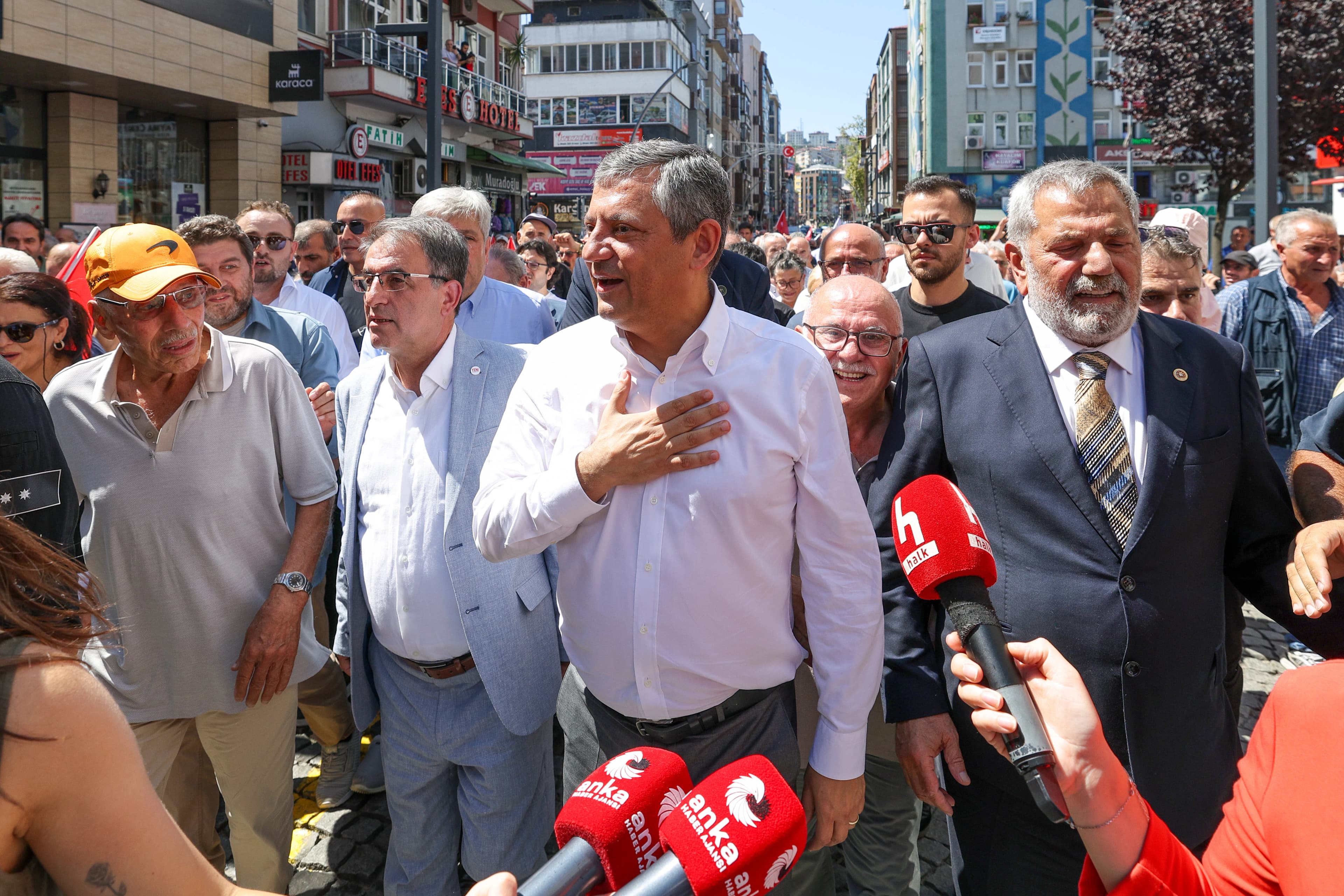 CHP Genel Başkanı Özgür Özel Rize'de vatandaşlarla bir araya geldi. / Foto: CHP Basın