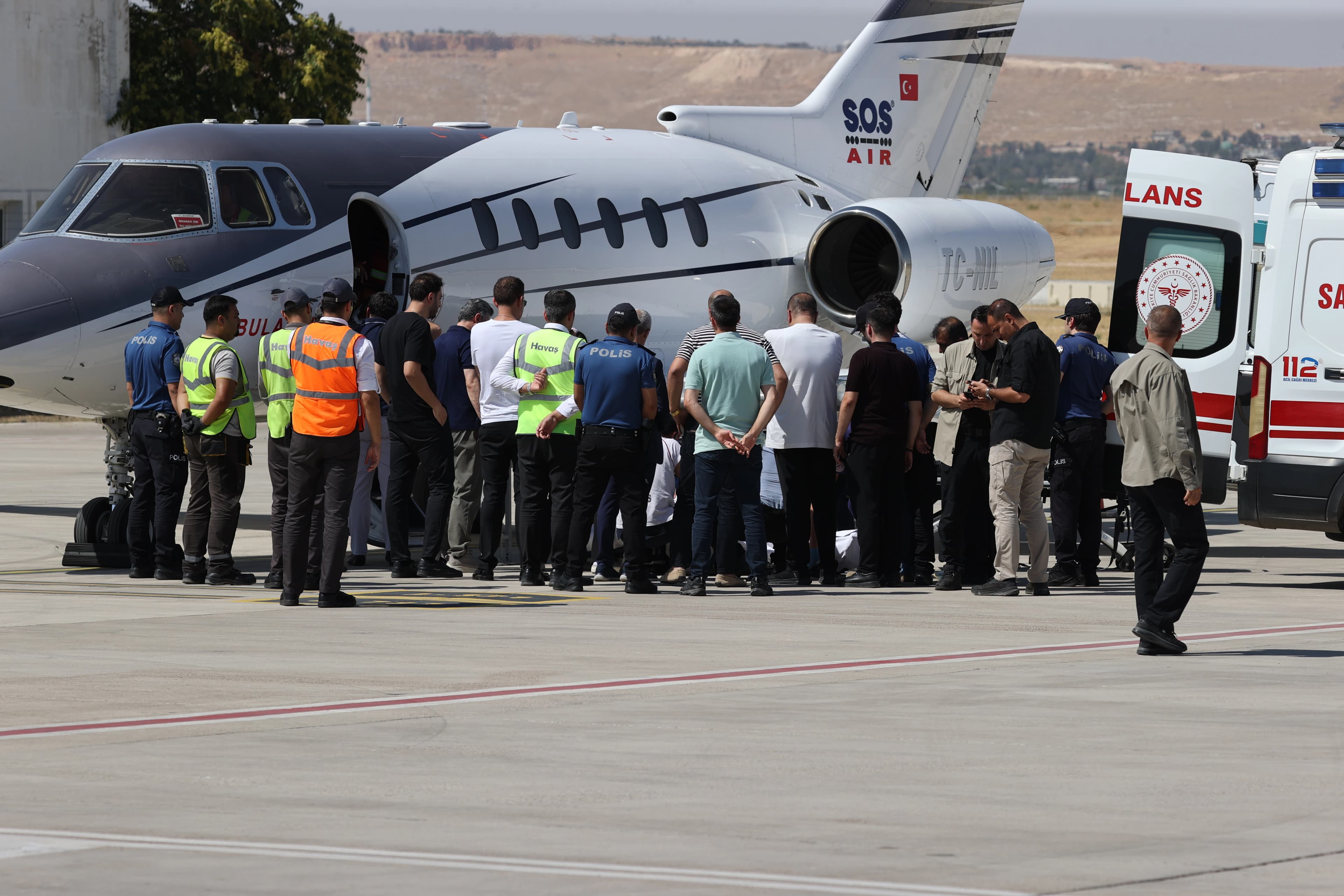 Bıçaklı saldırıda yaralanan Yeni Parti Milletvekili Melih Meriç, tedavi gördüğü Gaziantep Şehir Hastanesinden özel ambulans uçakla İstanbul'a sevk edildi. / AA