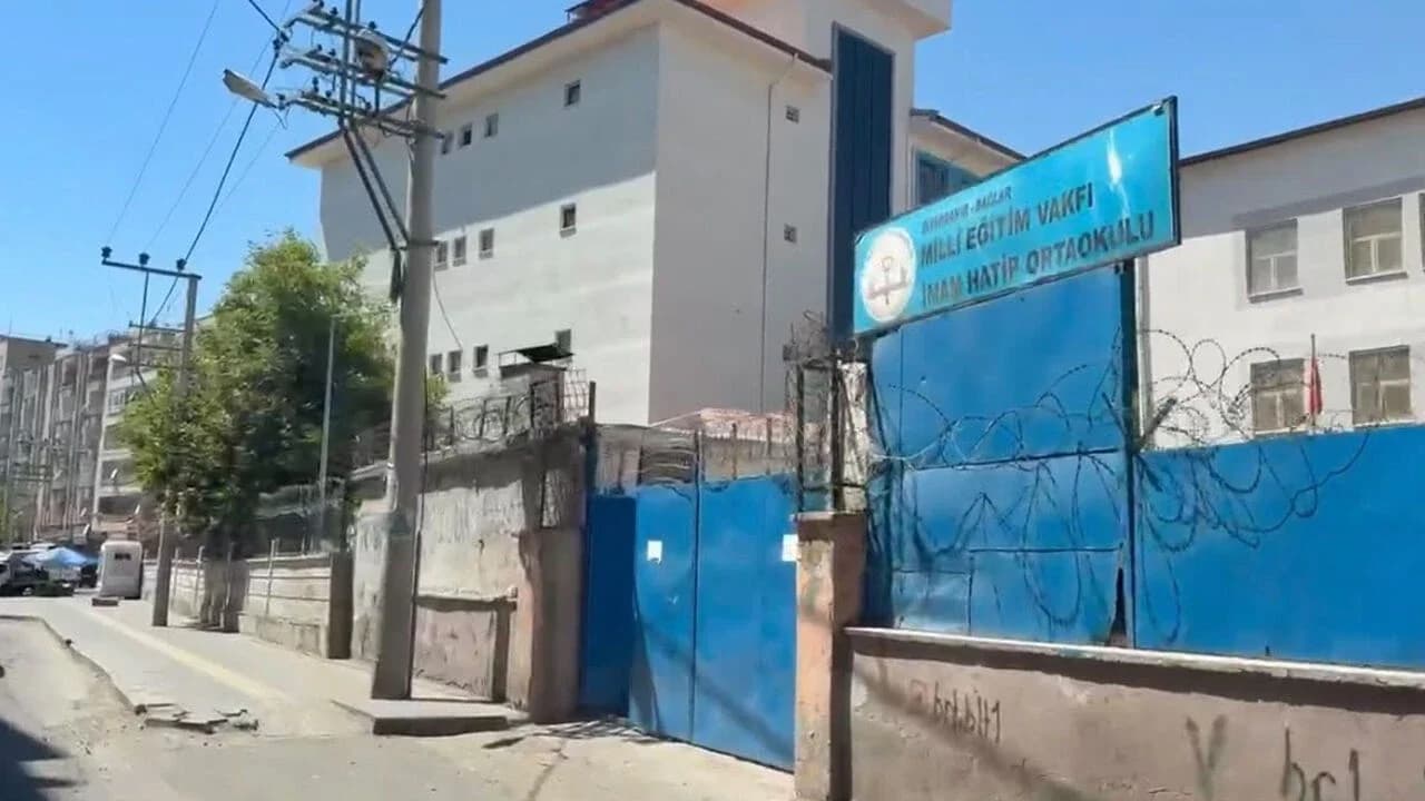 دانانی تەل لەسەر دیواری قوتابخانەیەکی ئامەد
