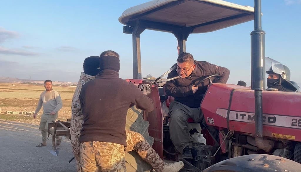 سەربازێکی عێراق بە ملپێچەکەی ملی، جووتیارێکی کوردی سنووری سەرگەڕان بەناوی محەممەد ئەمین رادەکێشێ. وێنە: ئەرشیڤ