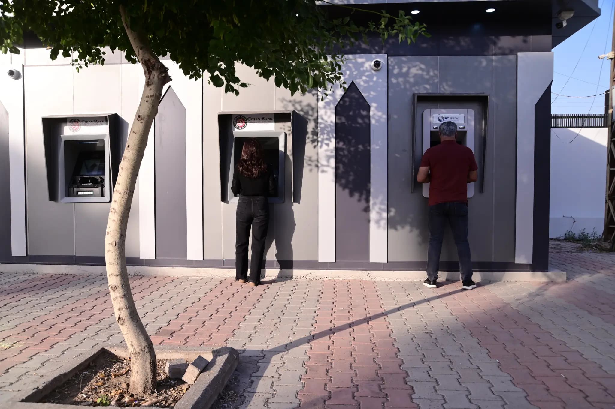 دوو مووچەخۆر دەیانەوێت پارە لە ئامێرەکان رابکێشن. وێنە: رووداو