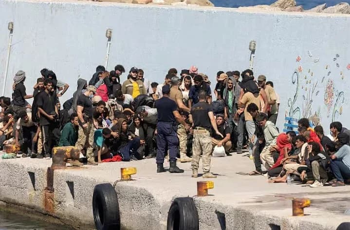 کۆچبەرەکان لەنێو دوو بەلەمی لاستیکیدا بوون.