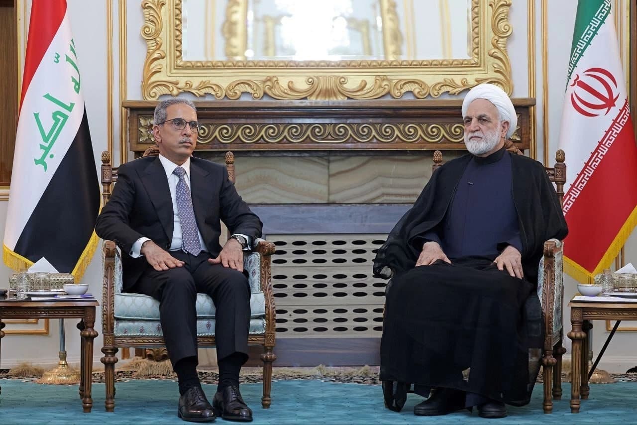 دیمەنی کۆبوونەوەی فایەق زێدان، سەرۆکی ئەنجوومەنی باڵای دادوەریی عێراق (لای چەپ) و غولام حوسێن ئیژەیی، سەرۆکی دەسەڵاتی دادوەریی ئێران.