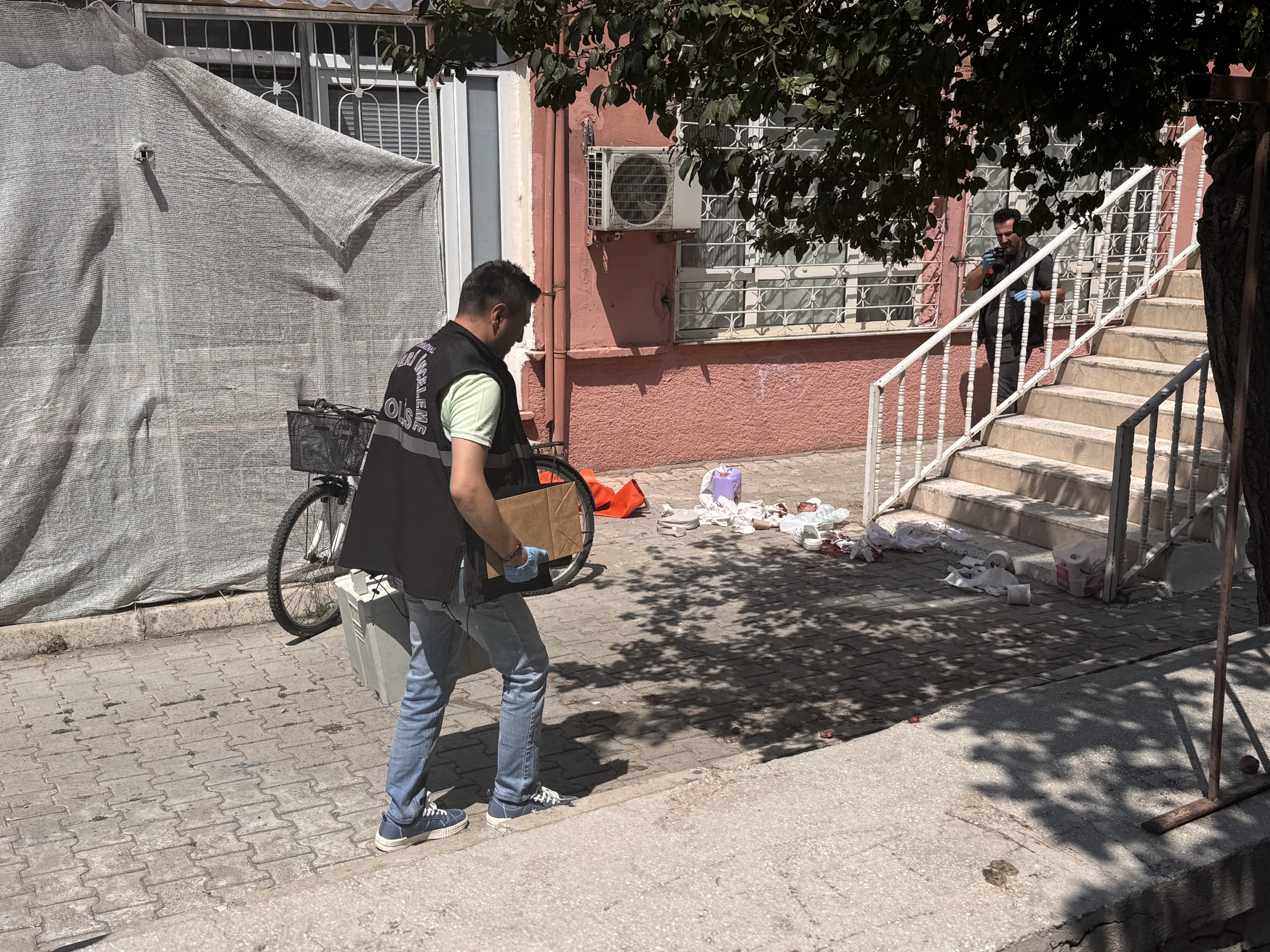 Polis ekipleri olay yerinde inceleme yaptı. / AA