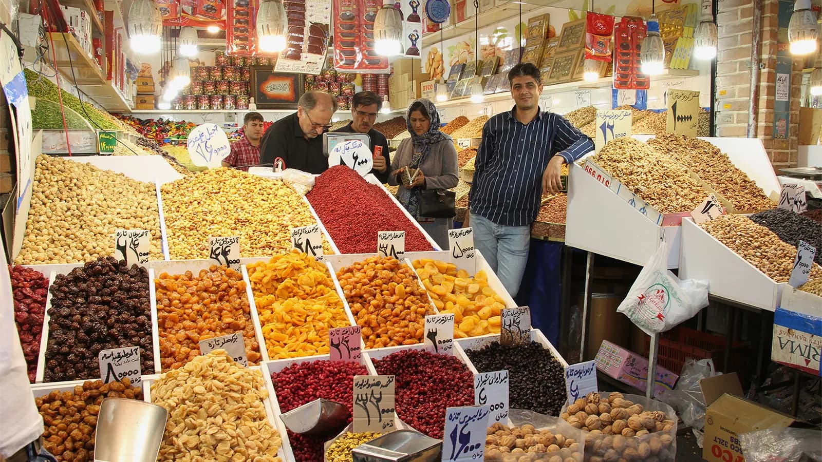 دووکانێکی فرۆشتنی بەرهەمی وشکە لە ئێران