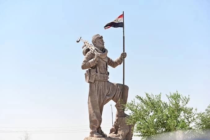 پەیکەری پێشمەرگە لە کەرکووک کە لەدوای رووداوەکانی 16ی ئۆکتۆبەری 2017وە ئاڵای عێراق بە دەستیەوە دانراوە. وێنە: بڵند تاهیر - رووداو/ئەرشیڤ