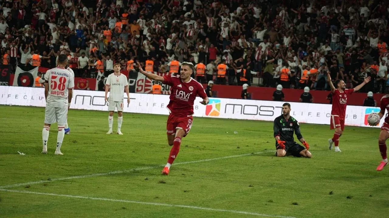Lîstikvanên Sivasspor û Batman Petrolsporê / Wêne: Torên civakî