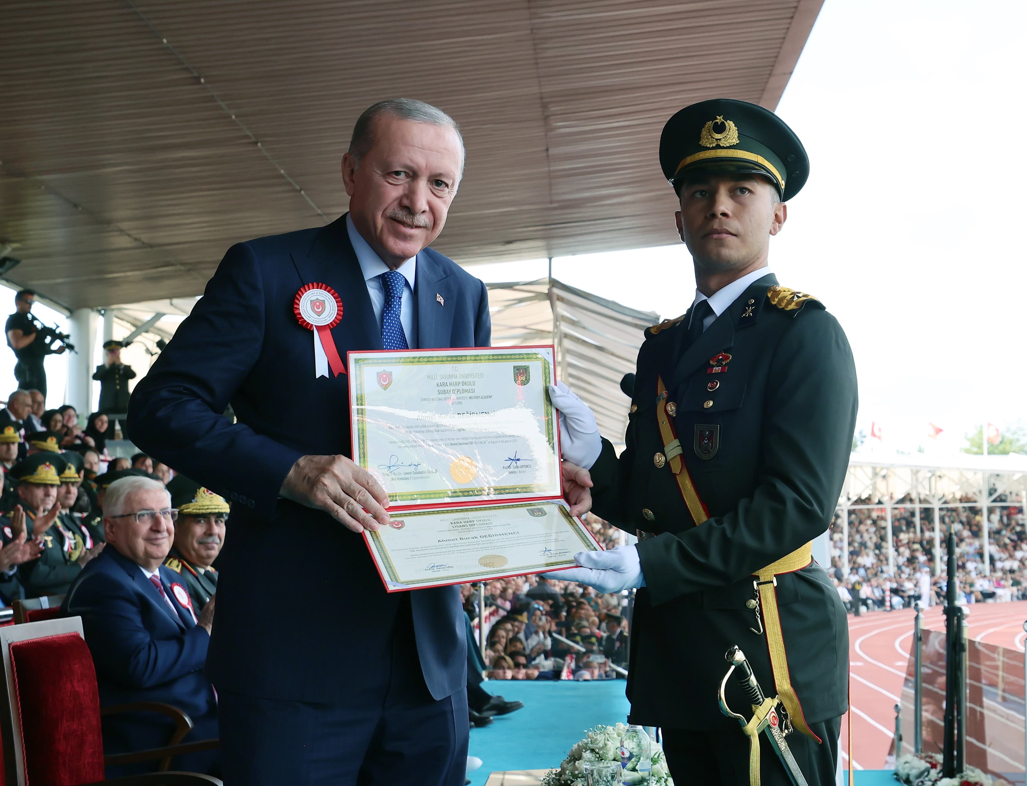 Türkiye Cumhurbaşkanı Erdoğan, Ankara'da Kara Harp Okulu'nda Milli Savunma Üniversitesi Harp Okulları Diploma Alma ve Sancak Devir Teslim Töreni'ne katıldı. / AA