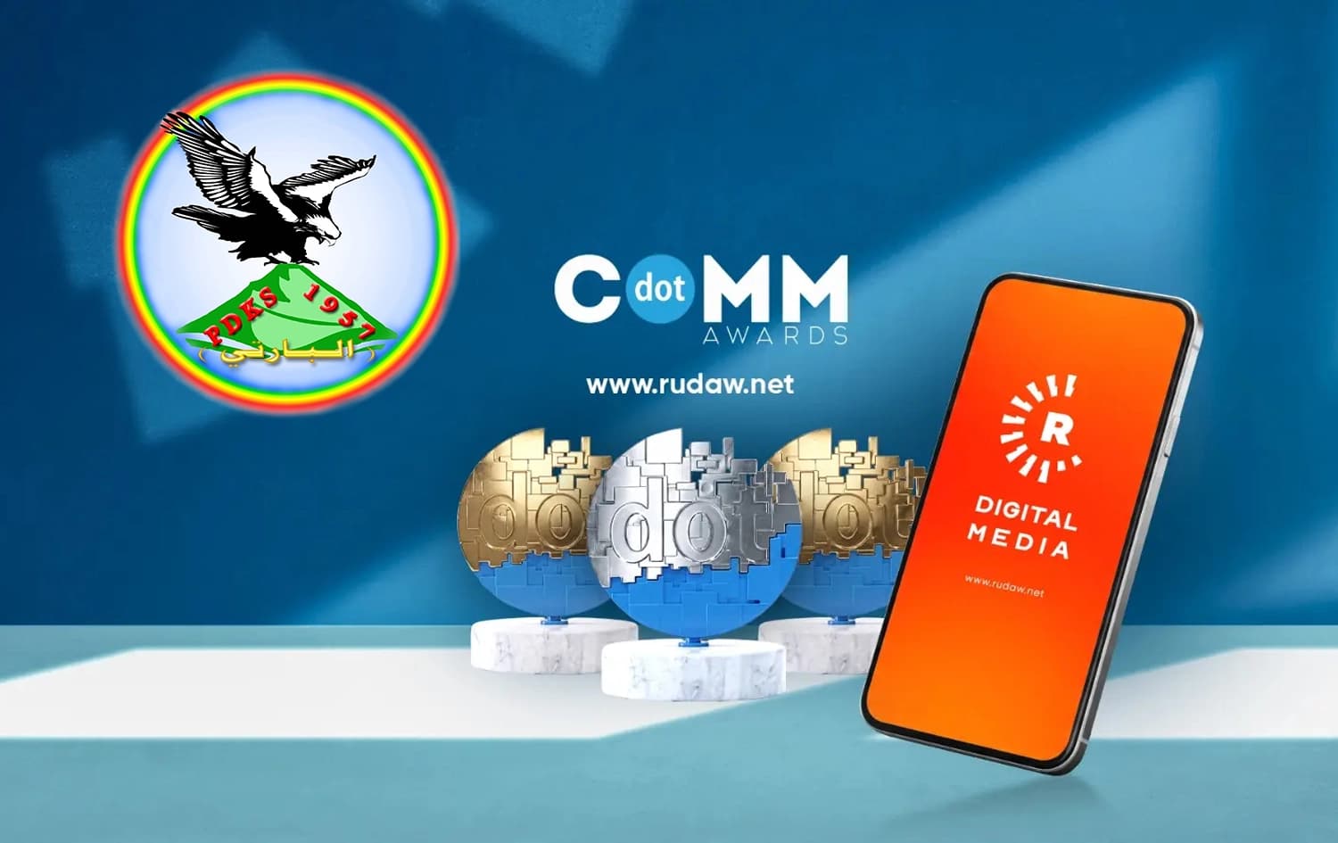 Logoya PDKSyê û xelatên ku Rûdaw standine / Wêne: Rûdaw