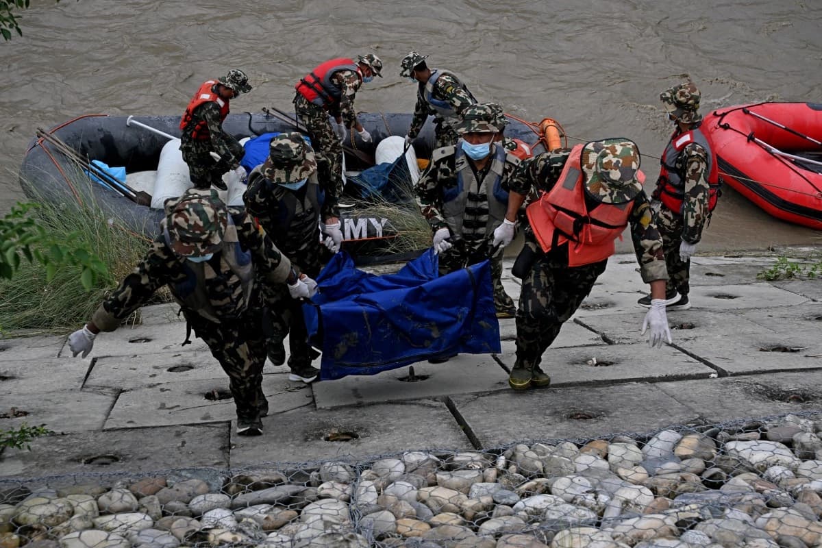 Nepal ordusu, Chitwan bölgesindeki Bharatpur’da, Narayani Nehri boyunca selde hayatını kaybeden insanların cenazelerini taşıyor. / Foto: AFP