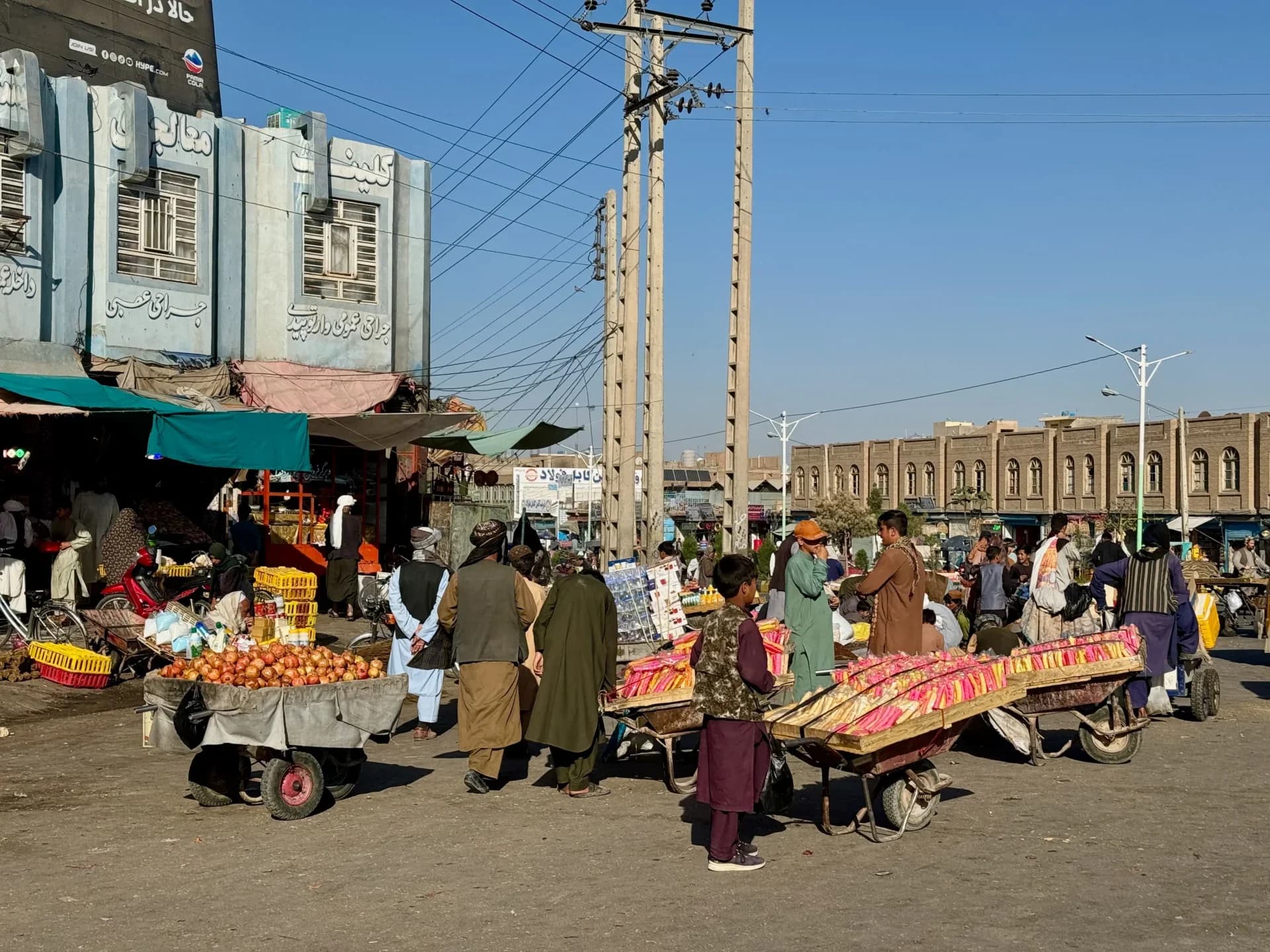 بازاڕێکی ئەفغانستان