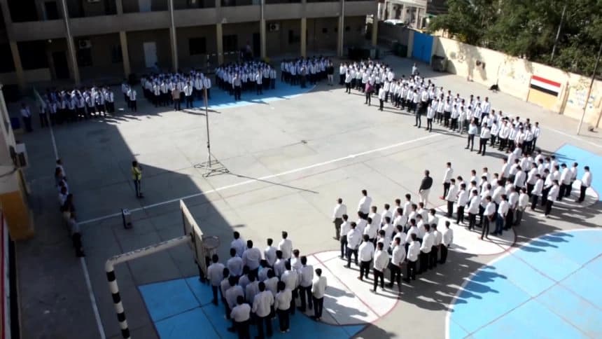 تحية العلم في مدرسة عراقية