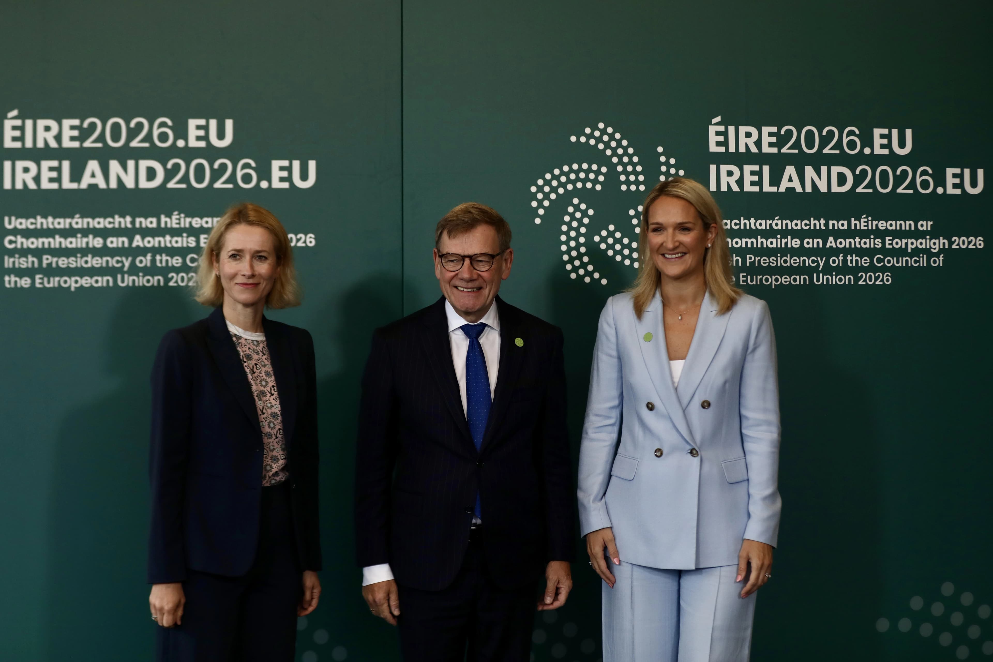 AB Dış İlişkiler ve Güvenlik Politikası Yüksek Temsilcisi Kaja Kallas (solda), İrlanda Dışişleri Bakanı Helen McEntee (sağda) ve Almanya Dışişleri Bakanı Johann Wadephul (ortada). / Foto: AA