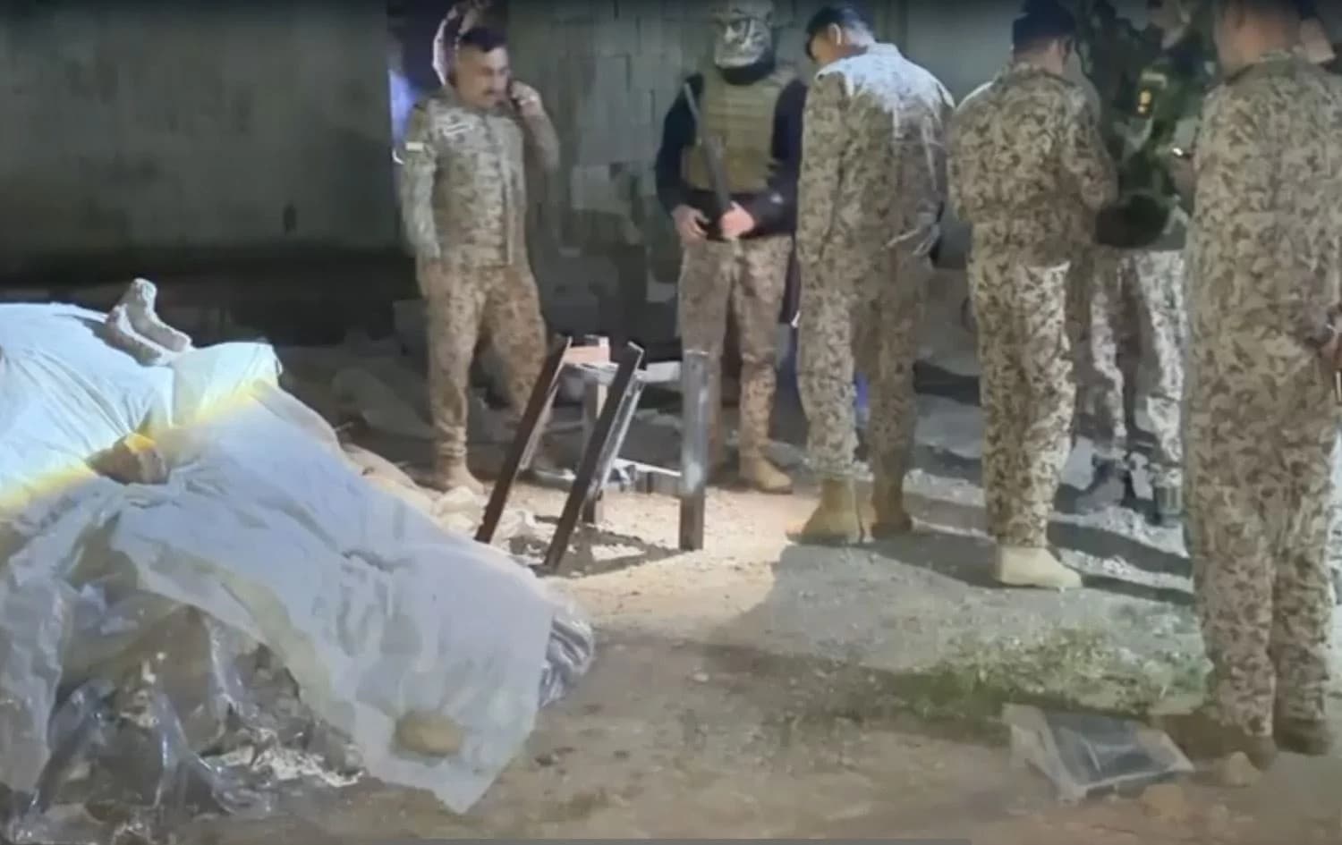 شوێنی هێرشەکە کاتێک هێزە ئەمنییەکان دەستیان بەسەر چەکەکاندا گرت کە هێرشی پێکرابوو. وێنە: ئەرشیڤ