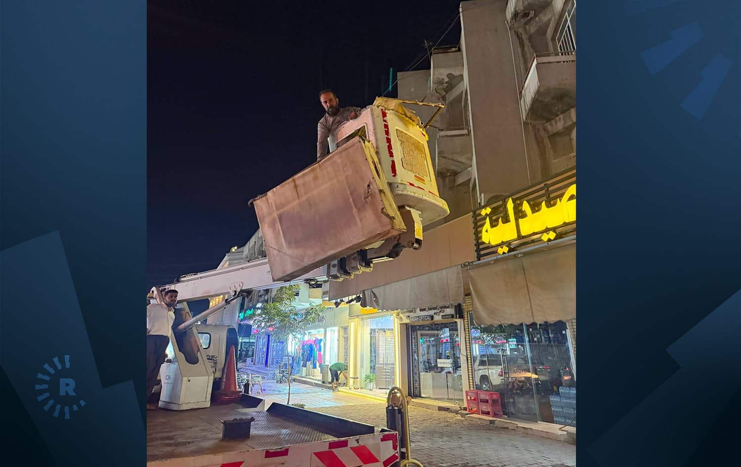 ساتی گۆڕینی تابلۆی یەکێک لە دووکانەکان لە هەولێر بۆ زمانی کوردی