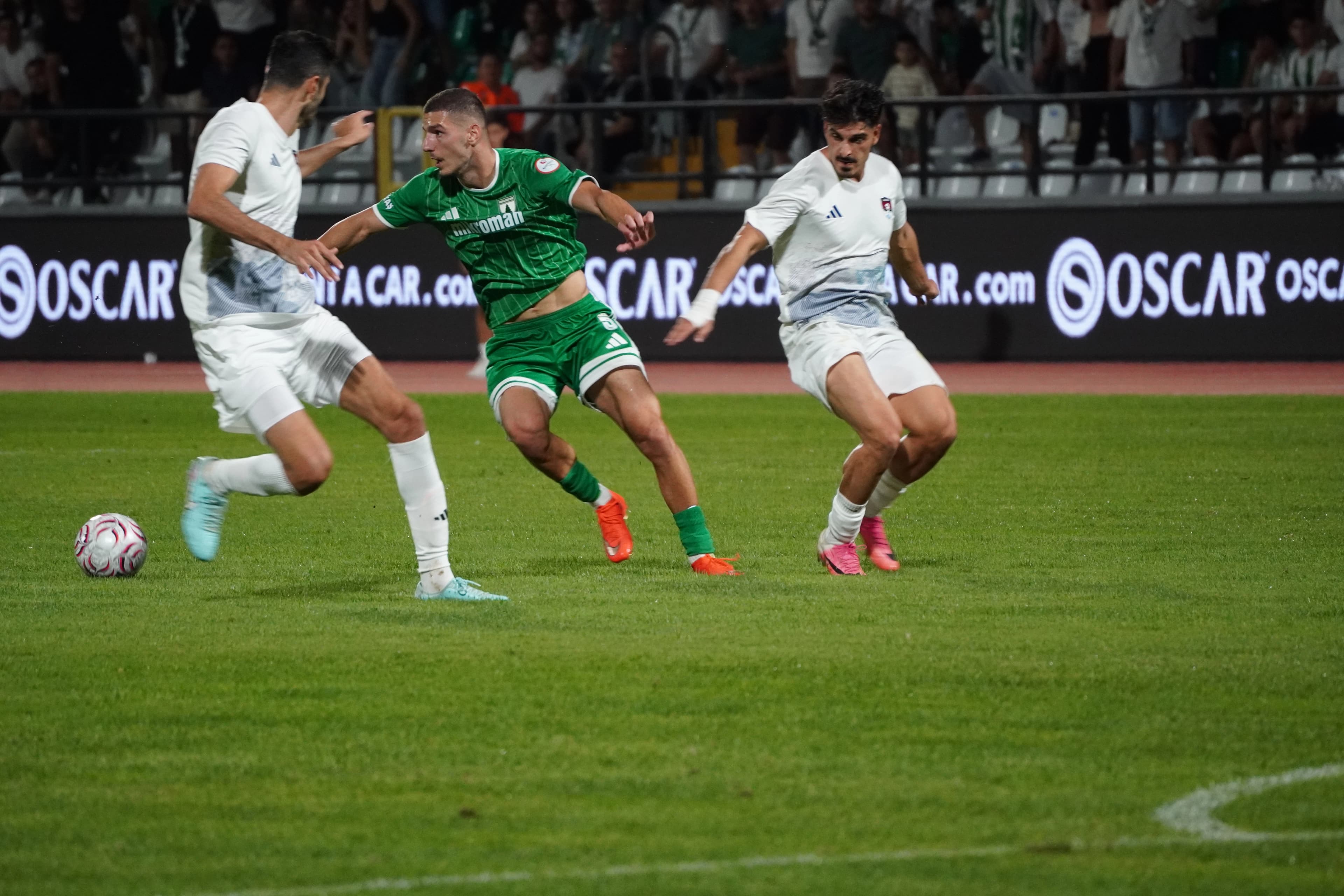 Trendyol 1. Lig’in 6’ıncı haftasında Muğlaspor ile Vanspor Atatürk Stadı'nda karşılaştı. Bir pozisyonda Muğlasporlu Oğuzhan (5) ile Vansporlu Mehmet (11) mücadele etti. / AA