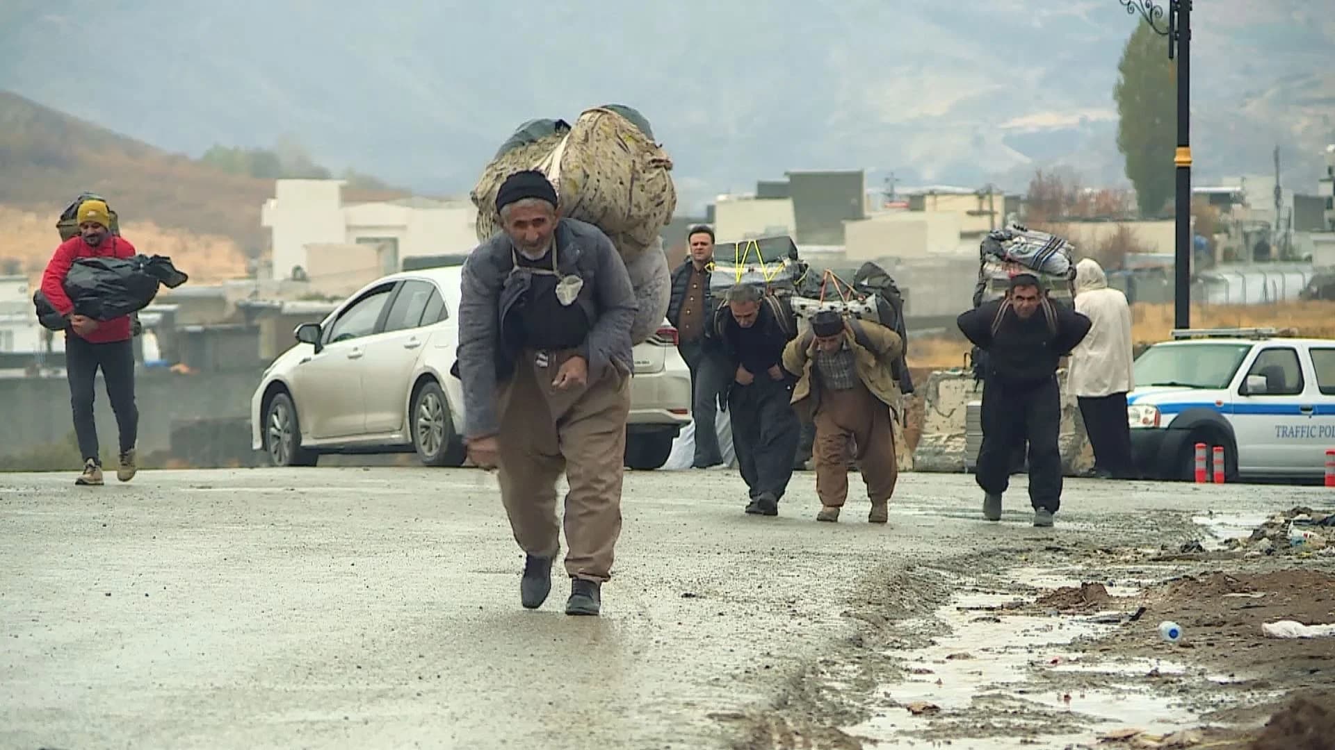 Kolbars at Erbil's Haji Omaran border crossing. Photo: file/Rudaw