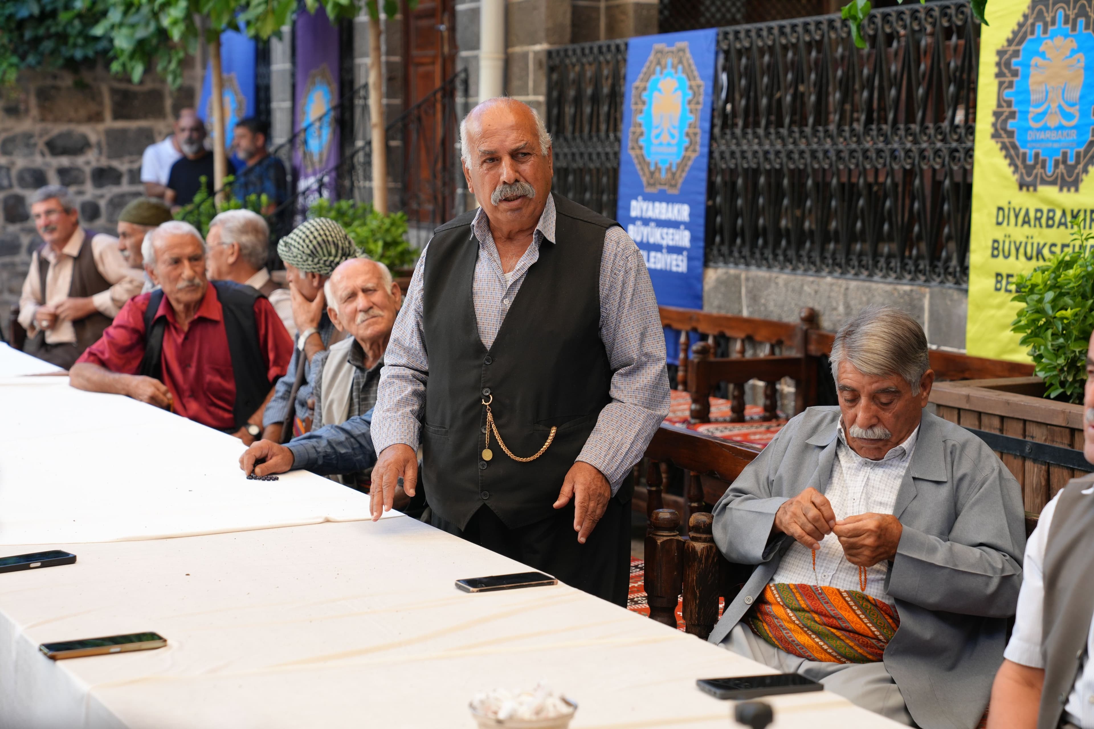 Toplantıya katılan dengbêjler. / Foto: X