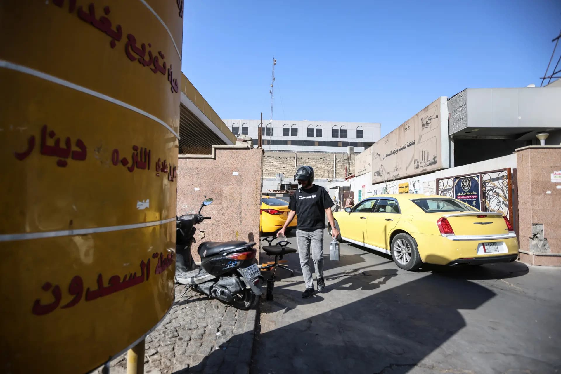 5 Eylül 2026'da Irak'ın başkenti Bağdat'ta, bir akaryakıt istasyonunun girişi. / Fotoğraf: AFP