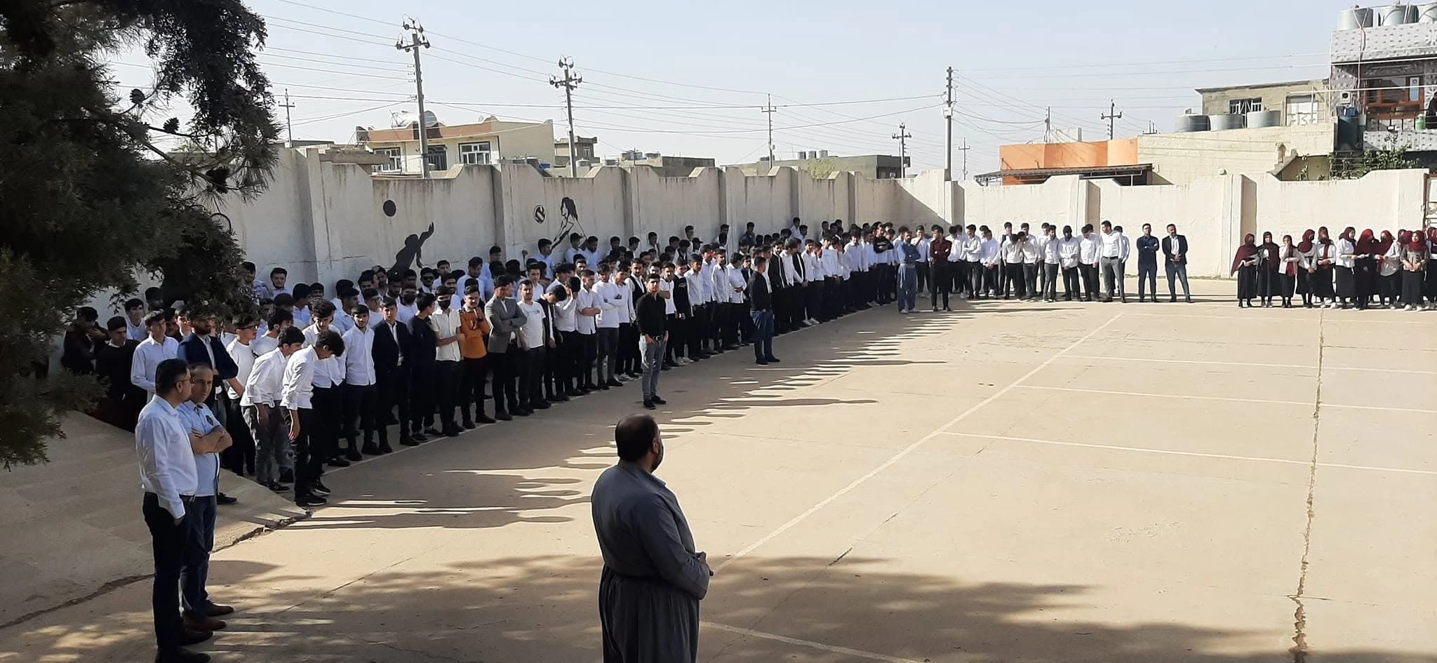 ژمارەیەک خوێندکار و مامۆستا - وێنەکە لە لاپەڕەی قوتابخانەی پێشکەوتن وەرگیراوە
