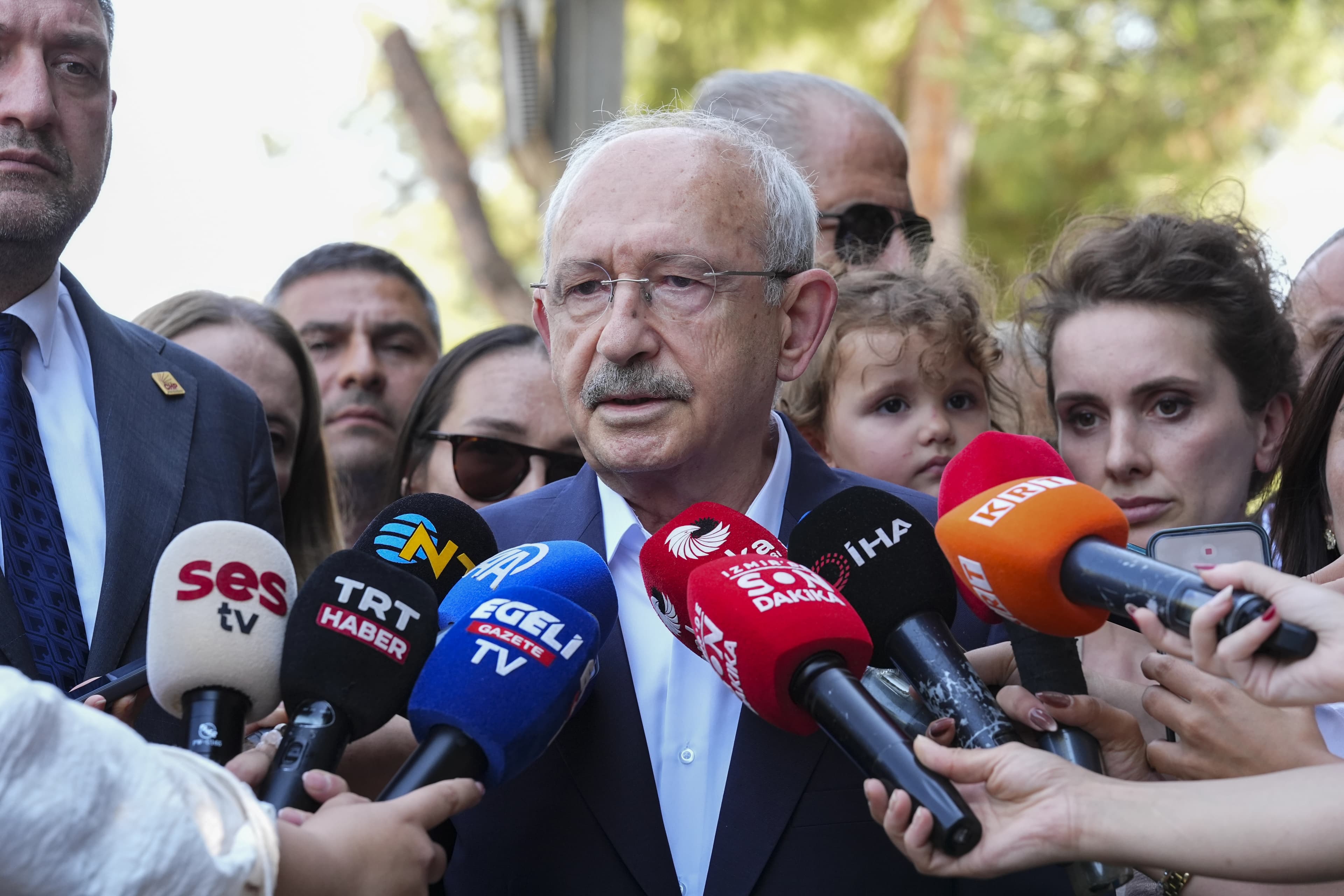 Kemal Kılıçdaroğlu basına açıklama yaparken / İzmir / AA