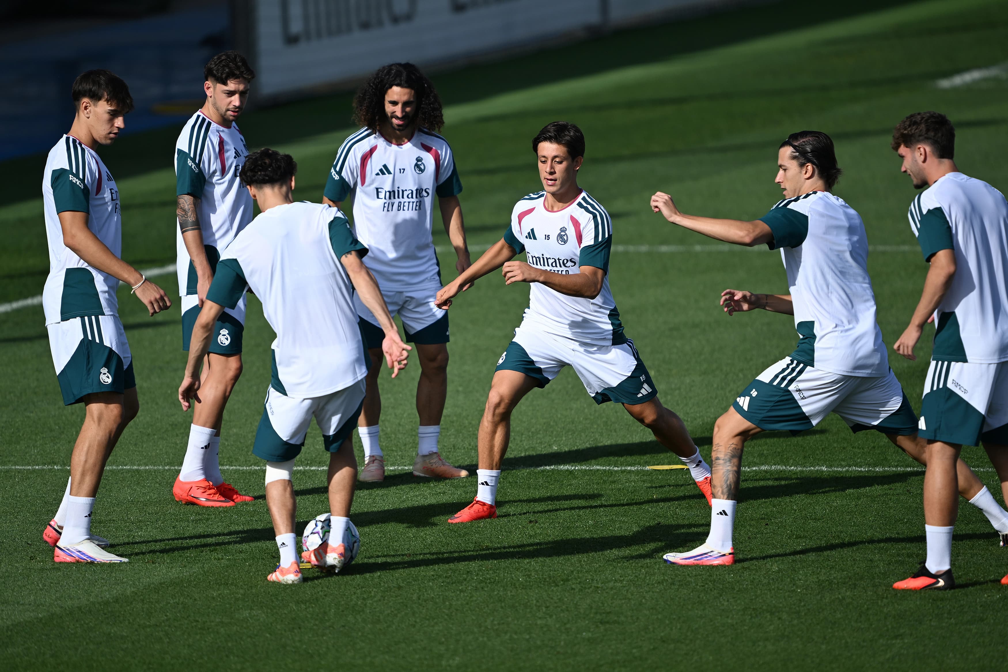 UEFA Şampiyonlar Ligi ilk hafta maçında İtalya'nın Inter Milan takımı ile karşılaşacak olan Real Madrid takımı, kulübün Valdebebas'daki tesislerinde antrenman yaptı. Antrenmanda, takım futbolcuları Federico Valverde (sol 2), Marc Cucurella (sol 3) ve Arda Güler (sağ 3) de yer aldı. / Foto: AA