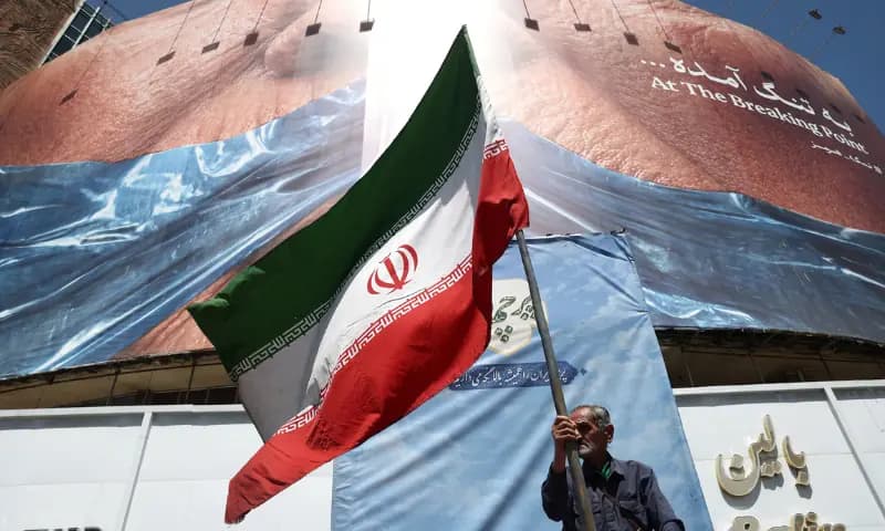 پیاوێک ئاڵای ئێرانی بەدەستەوەیە. وێنە: Reuters