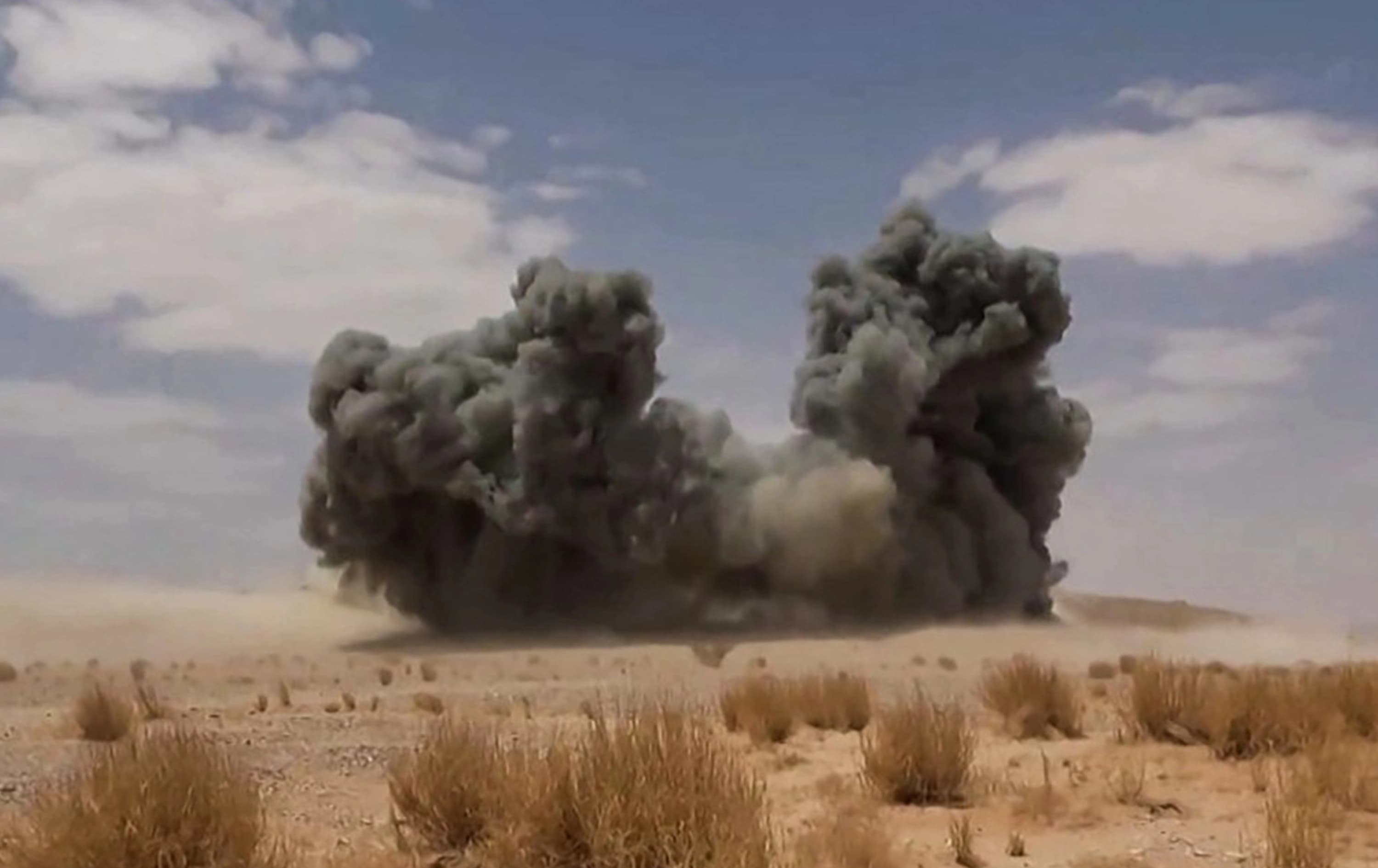 صورة نشرها الحوثيون يقولون إنها هجمات على قوات مدعومة من السعودية في جبهات محافظة الجوف-AFP