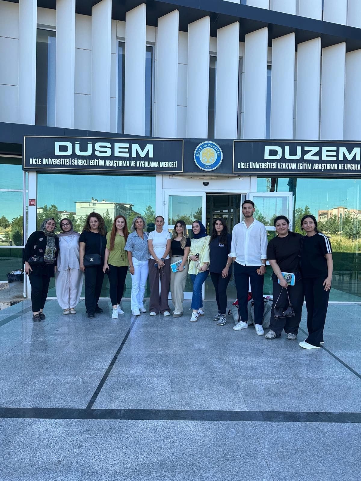 Dicle Üniversitesi Sürekli Eğitim Merkezi (Düsem) tarafından verilen ilk yardım eğitimleri yoğun ilgi görüyor.