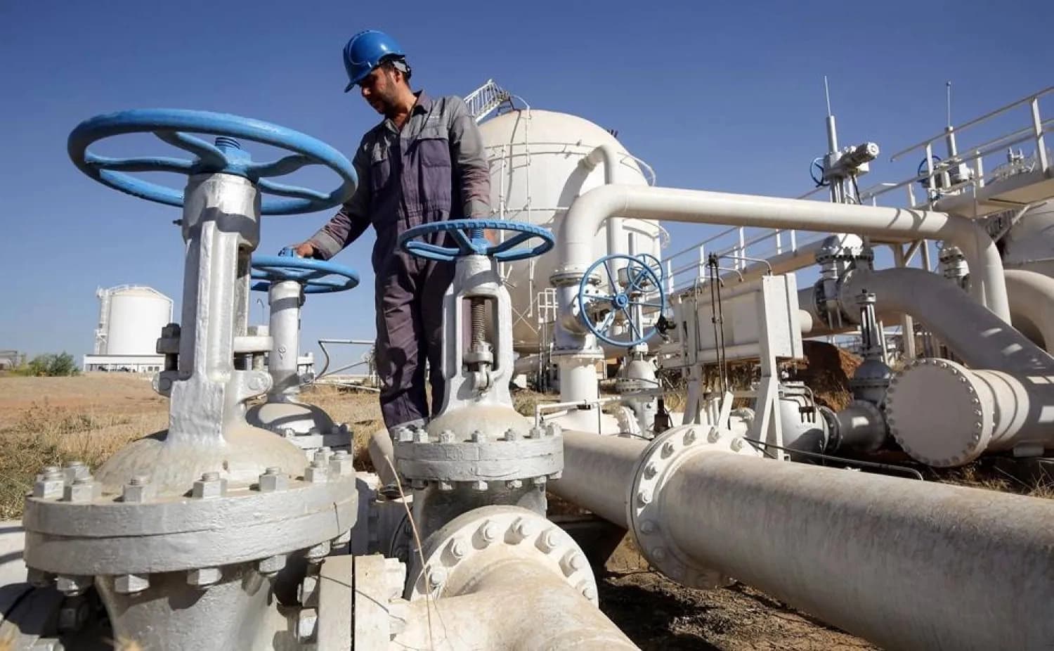 An Iraqi oil employee checks pipelines at the Bai Hassan oil field west of Kirkuk on October 19, 2017. File photo: AFP