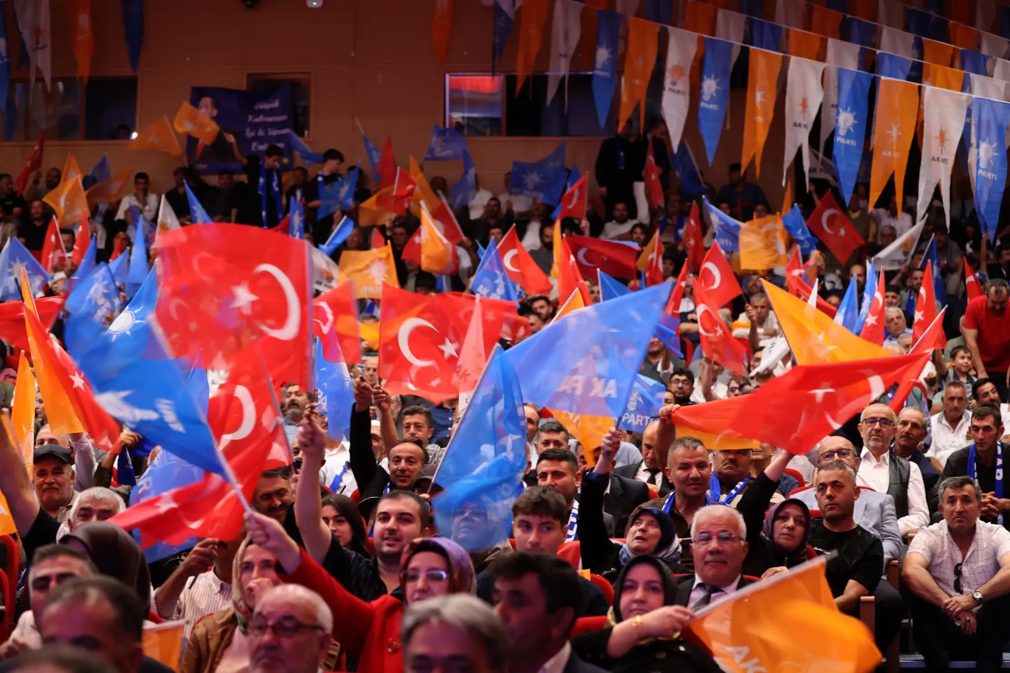 AK Parti grup toplantısını izleyen vatandaşlar. / Foto: AA
