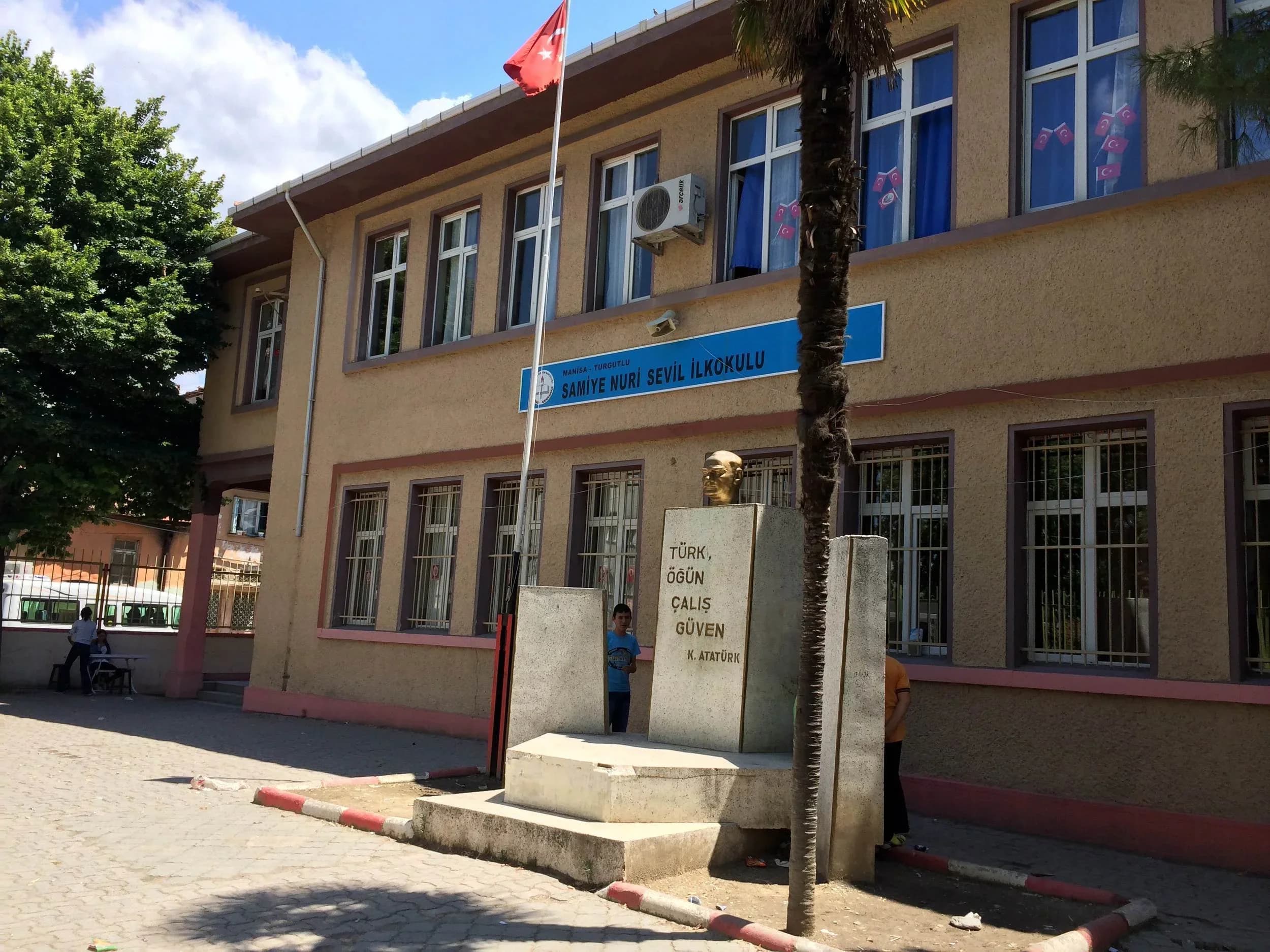 باڵەخانەی قوتابخانەیەک لە تورکیا