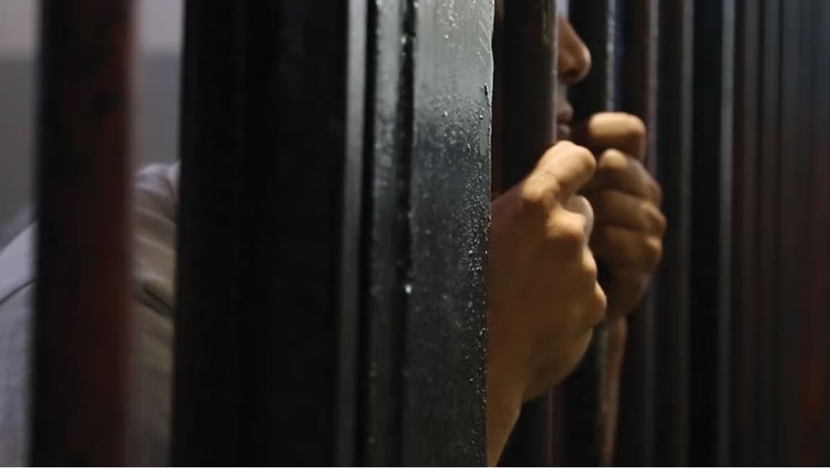 کەسێک لە زیندان. وێنەکە تەنیا بۆ روونکردنەوەی هەواڵەکەیە