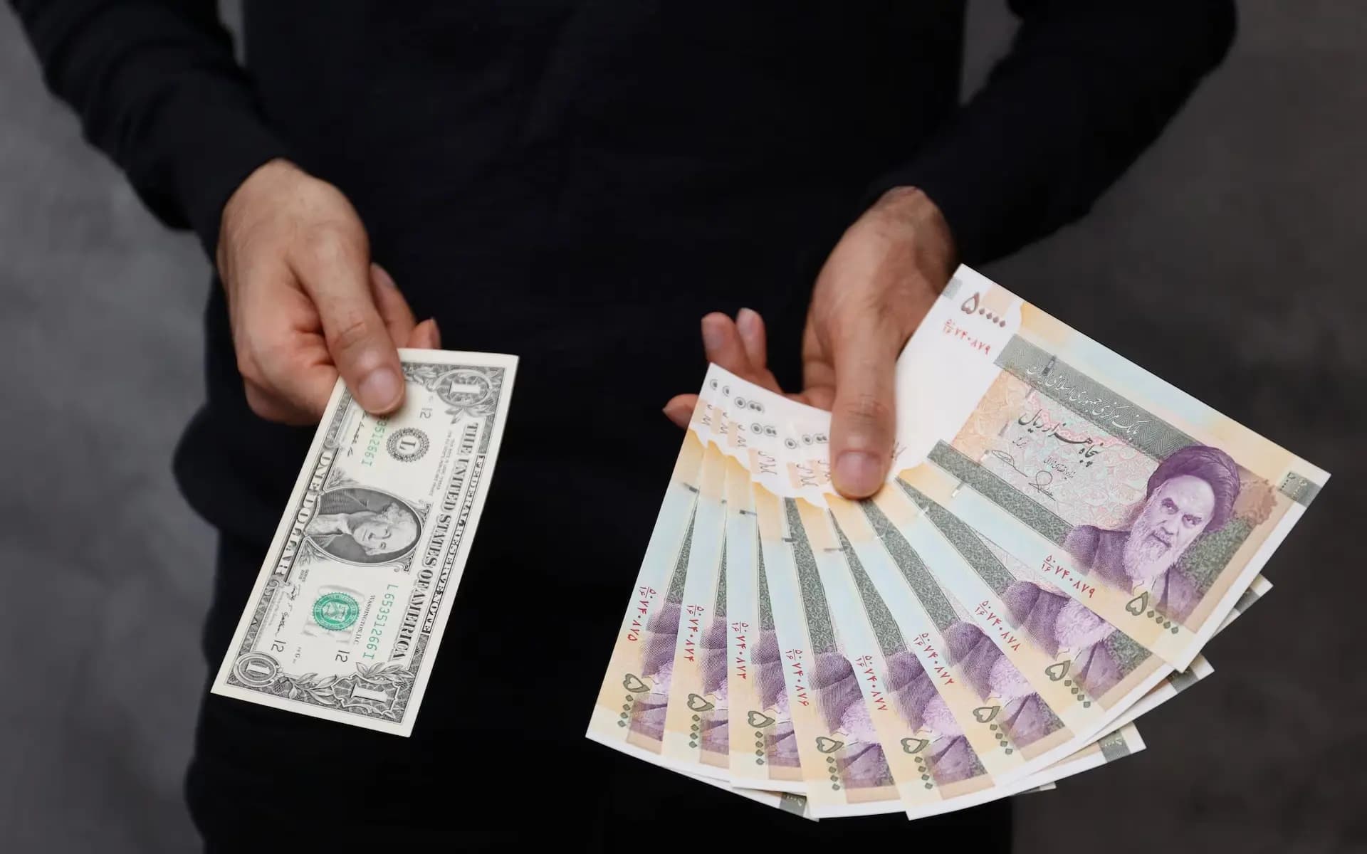 تمەن و دۆلار. وێنە: Reuters
