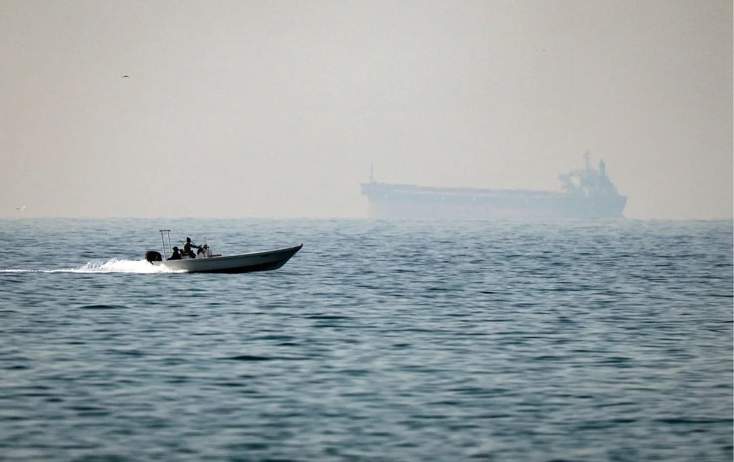 زورق إيراني في مضيق هرمز