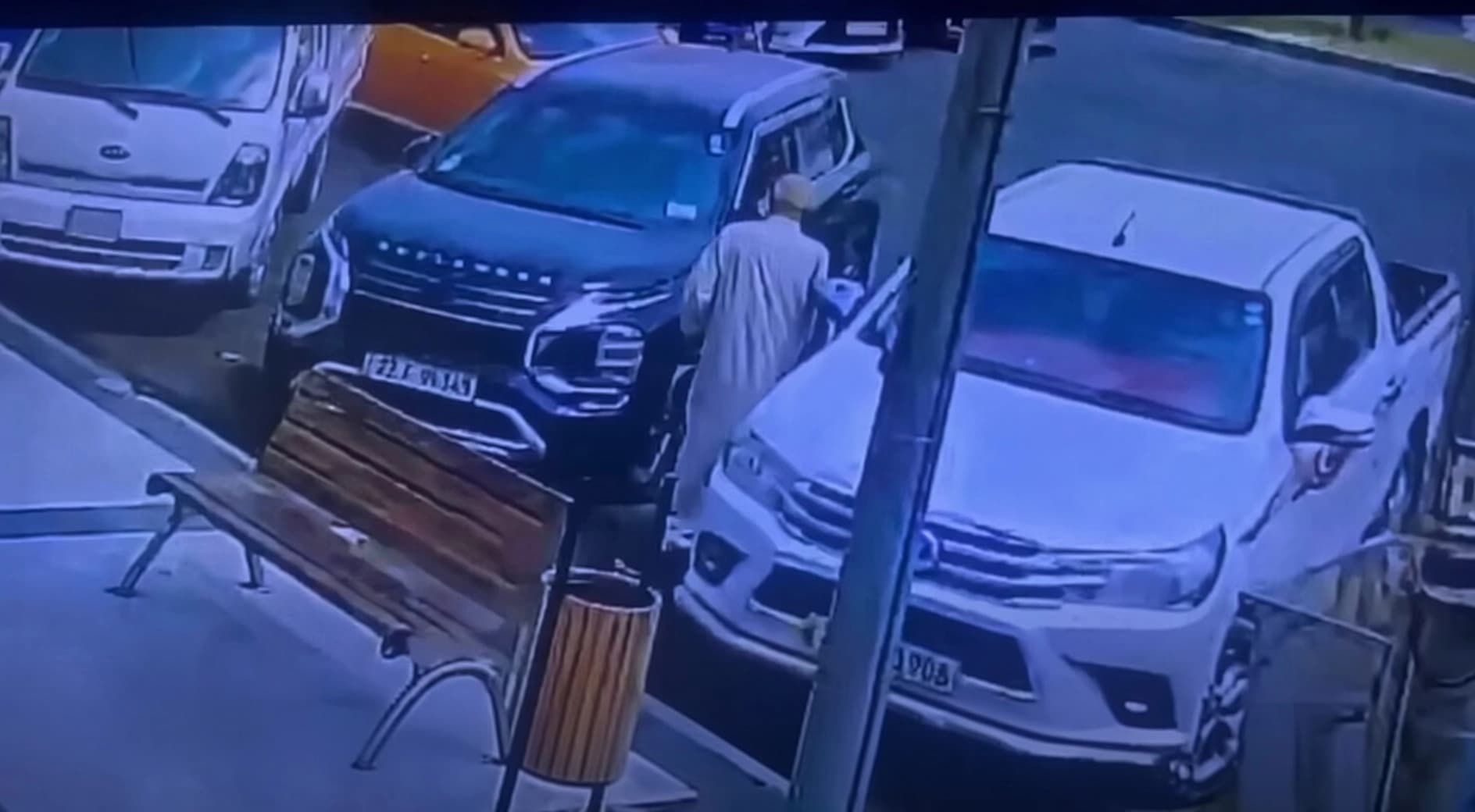 تۆمەتبارەکە لەکاتی پەنچەرکردنی تایەی ئۆتۆمبێلێک
