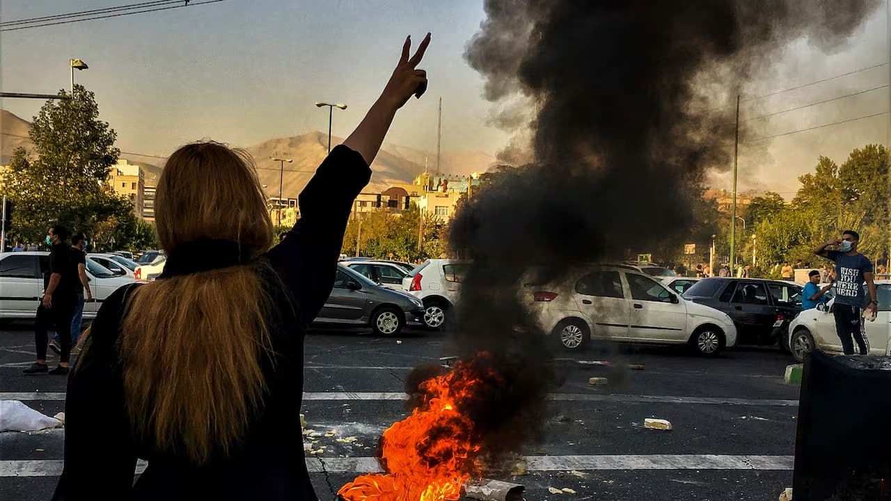 خۆپێشاندەران لە ئێران ناڕەزایەتی دژی گیانلەدەستدانی مەهسا (ژینا) ئەمینیی تەمەن 22 ساڵان لە ساڵی 2022دا دەردەبڕن. لە راپۆرتێکی نوێدا لە رۆژی چوارشەممە، رێکخراوی لێبوردنی نێودەوڵەتی رایگەیاند کە دەسەڵاتدارانی ئێران لە سەرکوتکردنی خوێناویی ناڕەزایەتییە سەرتاسەرییەکاندا، "تاوانی دژی مرۆڤایەتی"یان ئەنجامداوە. فۆتۆ: ئەسۆشیەیتد پرێس.