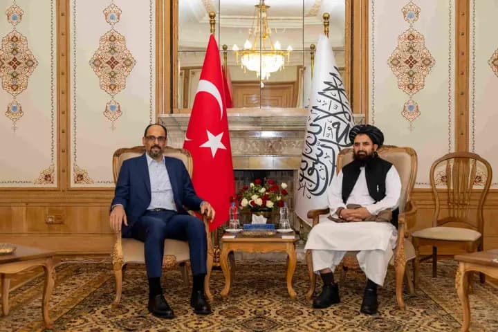 وێنەی کۆبوونەوەیەکی ئیبراهیم کاڵن لە ئەفغانستان