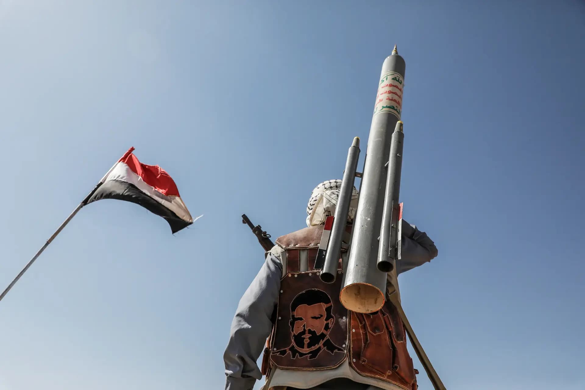 چەکدارێکی حووسییەکان مووشەکێکی لەسەر شانە؛ وێنە: REUTERS